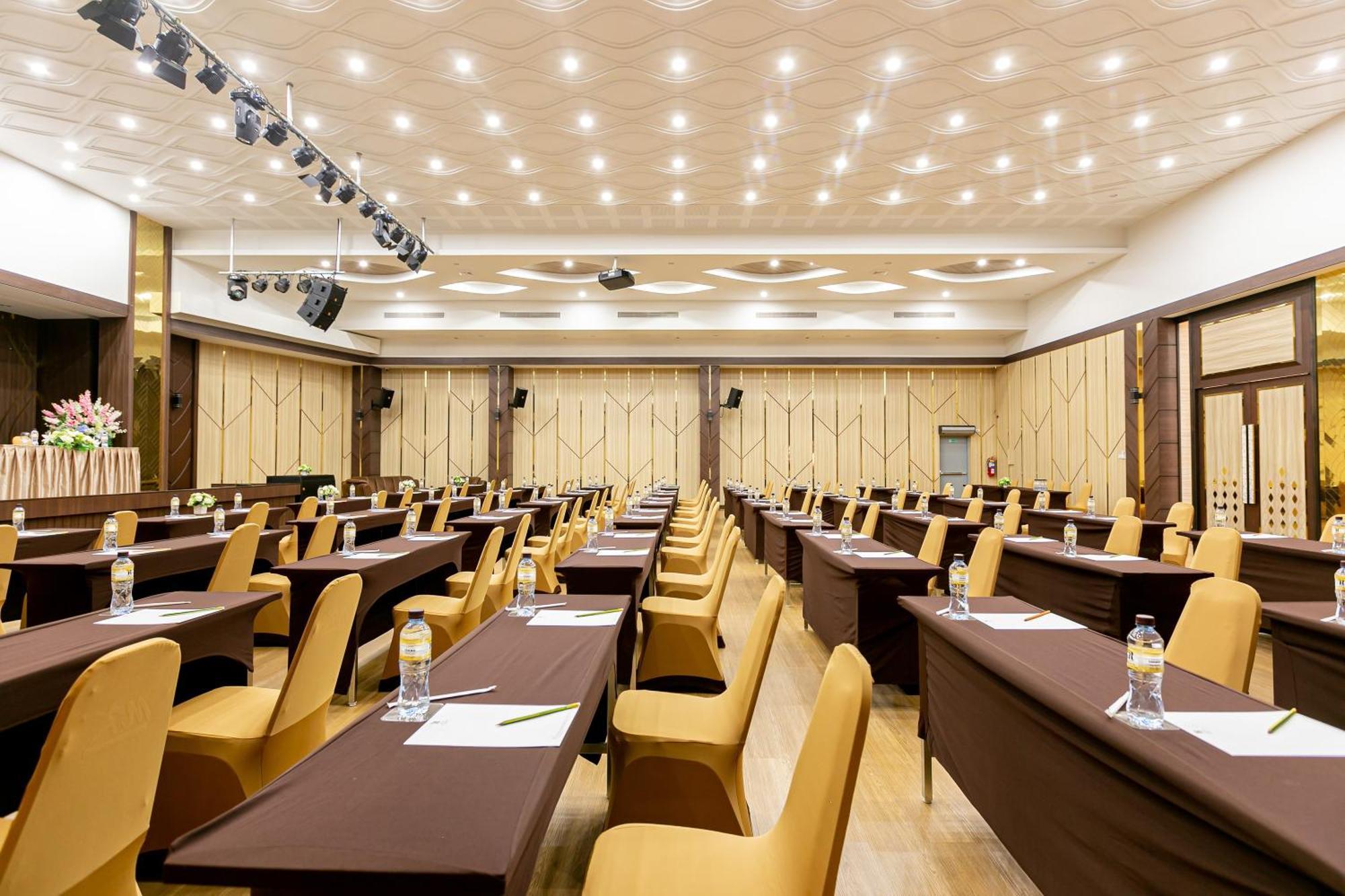 Grand Ratchapruek Hotel Pak Kret Buitenkant foto