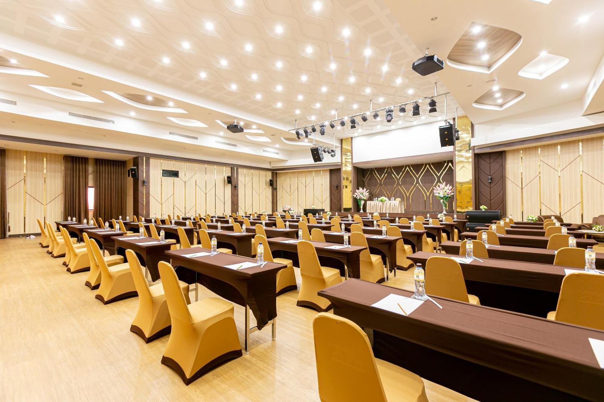 Grand Ratchapruek Hotel Pak Kret Buitenkant foto