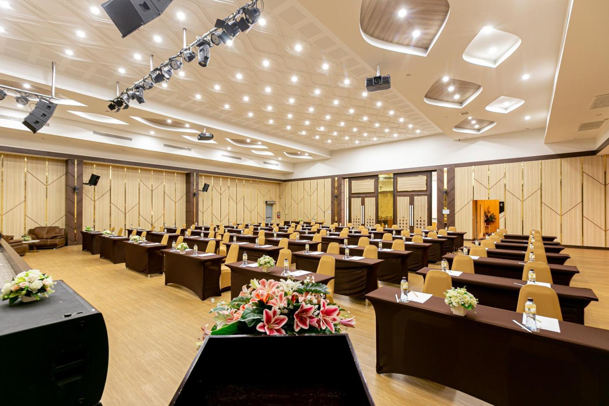 Grand Ratchapruek Hotel Pak Kret Buitenkant foto