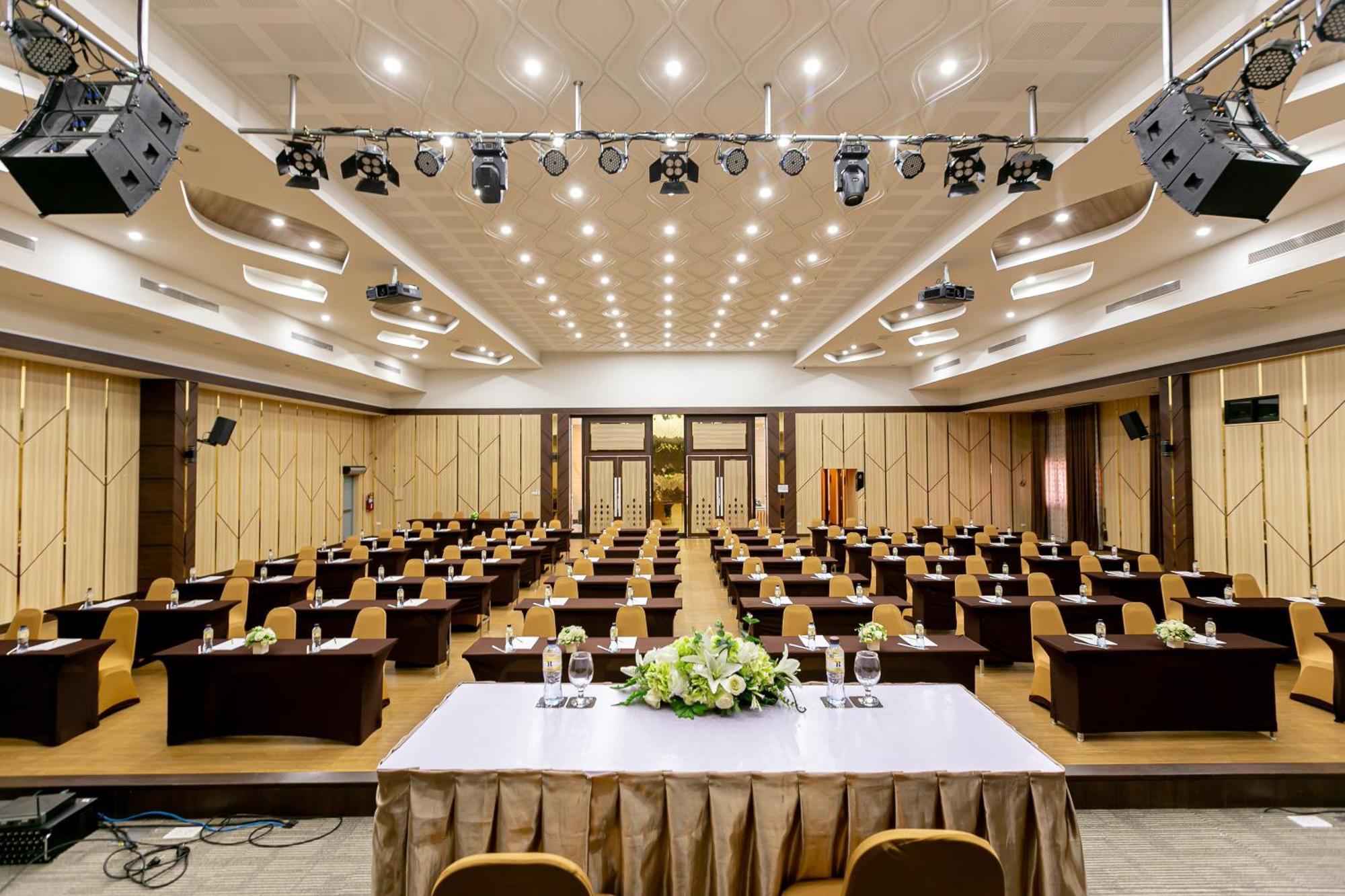 Grand Ratchapruek Hotel Pak Kret Buitenkant foto