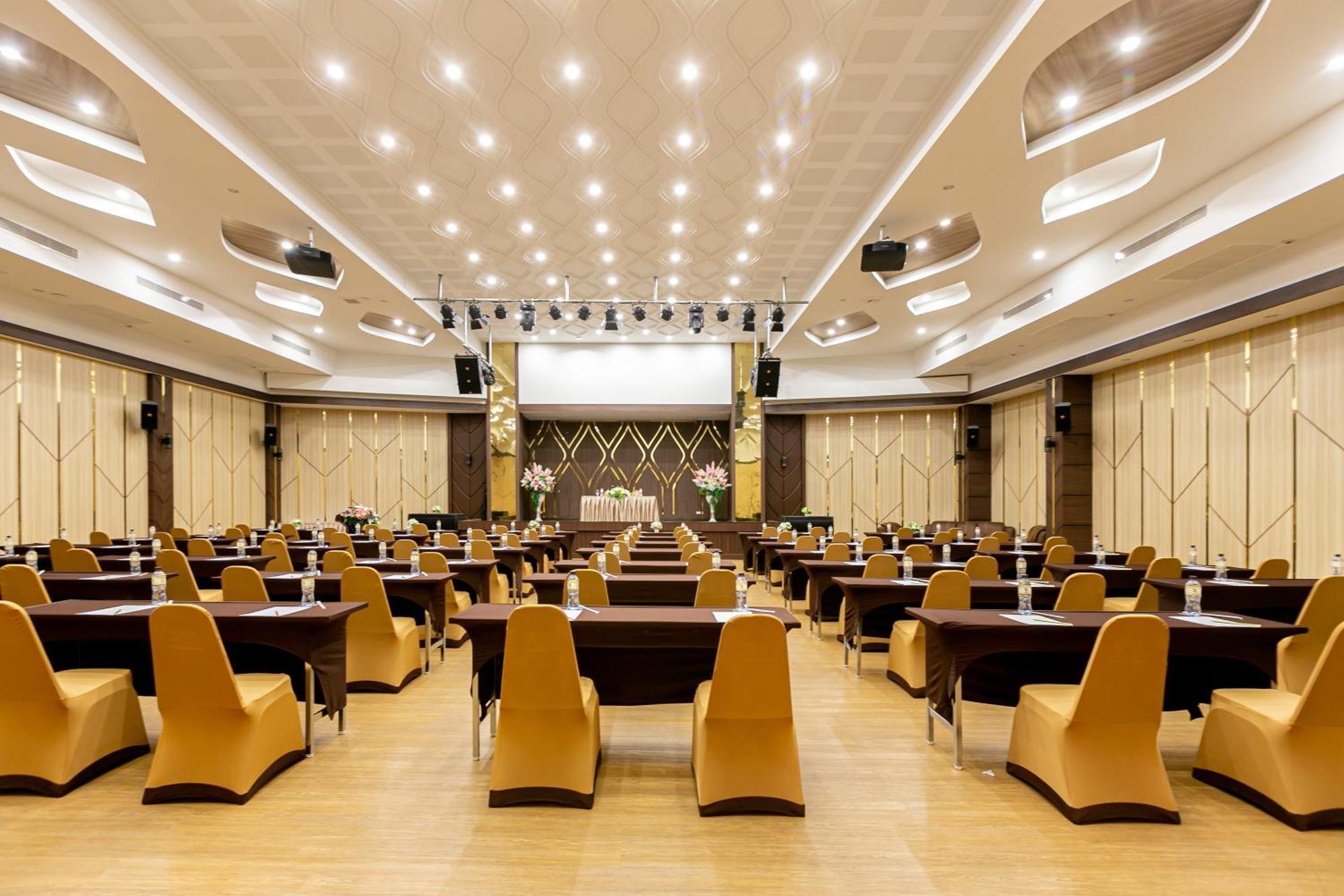 Grand Ratchapruek Hotel Pak Kret Buitenkant foto