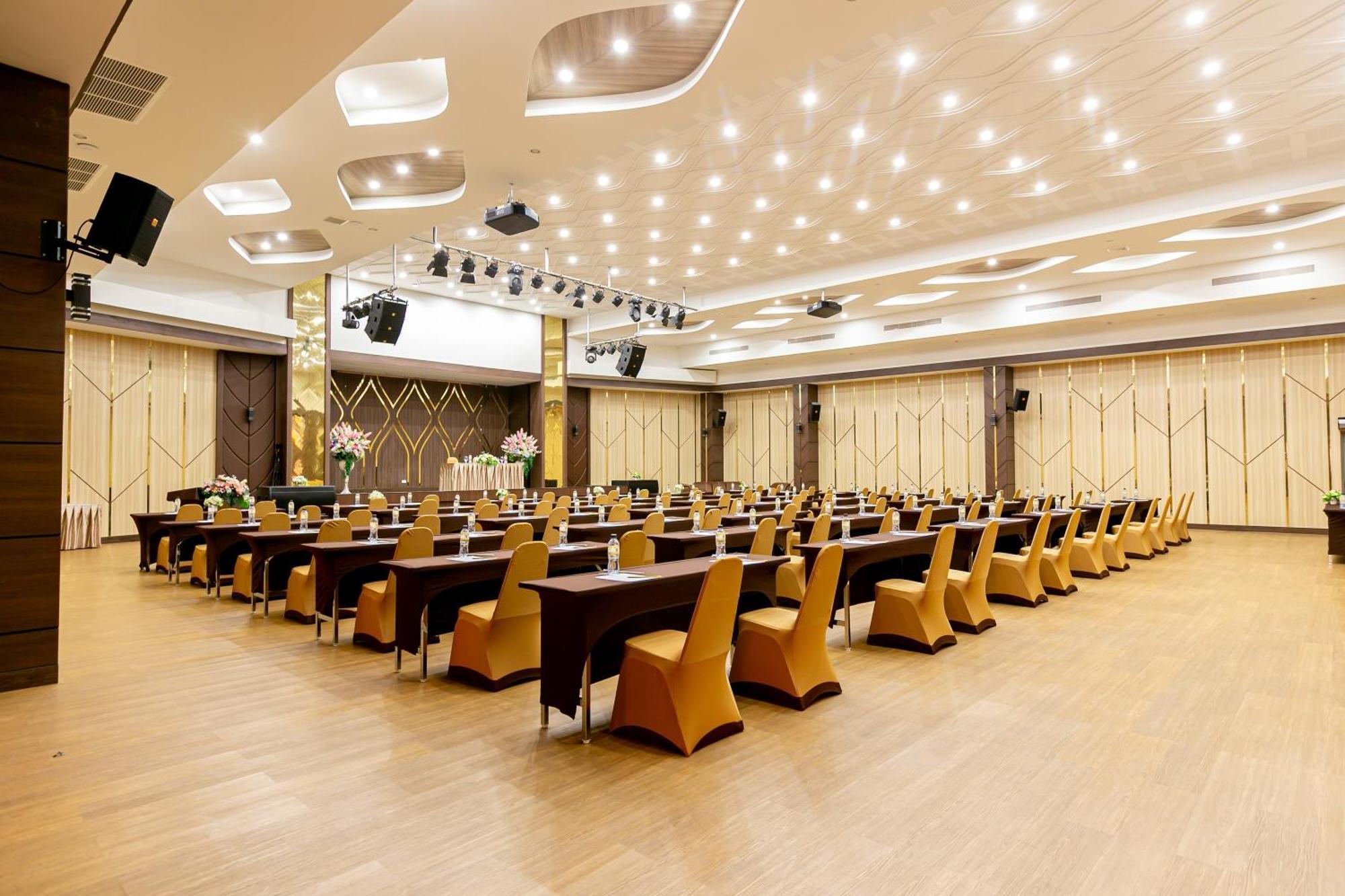 Grand Ratchapruek Hotel Pak Kret Buitenkant foto