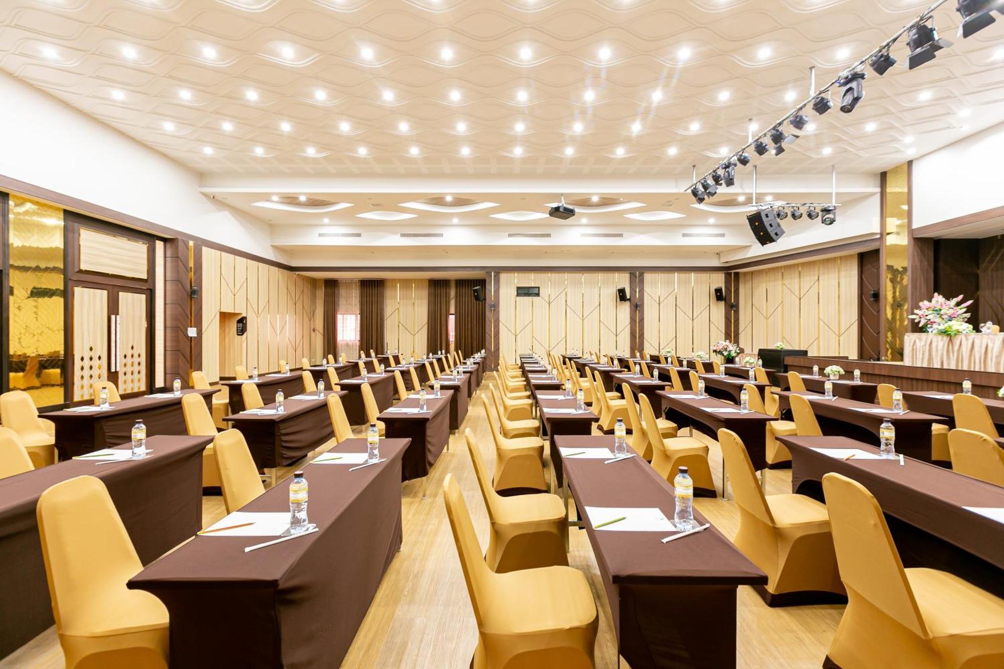 Grand Ratchapruek Hotel Pak Kret Buitenkant foto