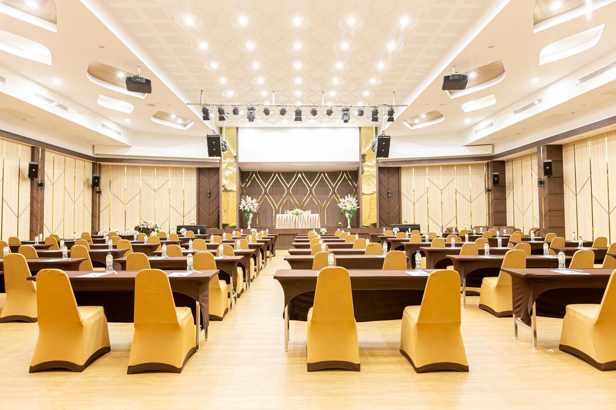 Grand Ratchapruek Hotel Pak Kret Buitenkant foto