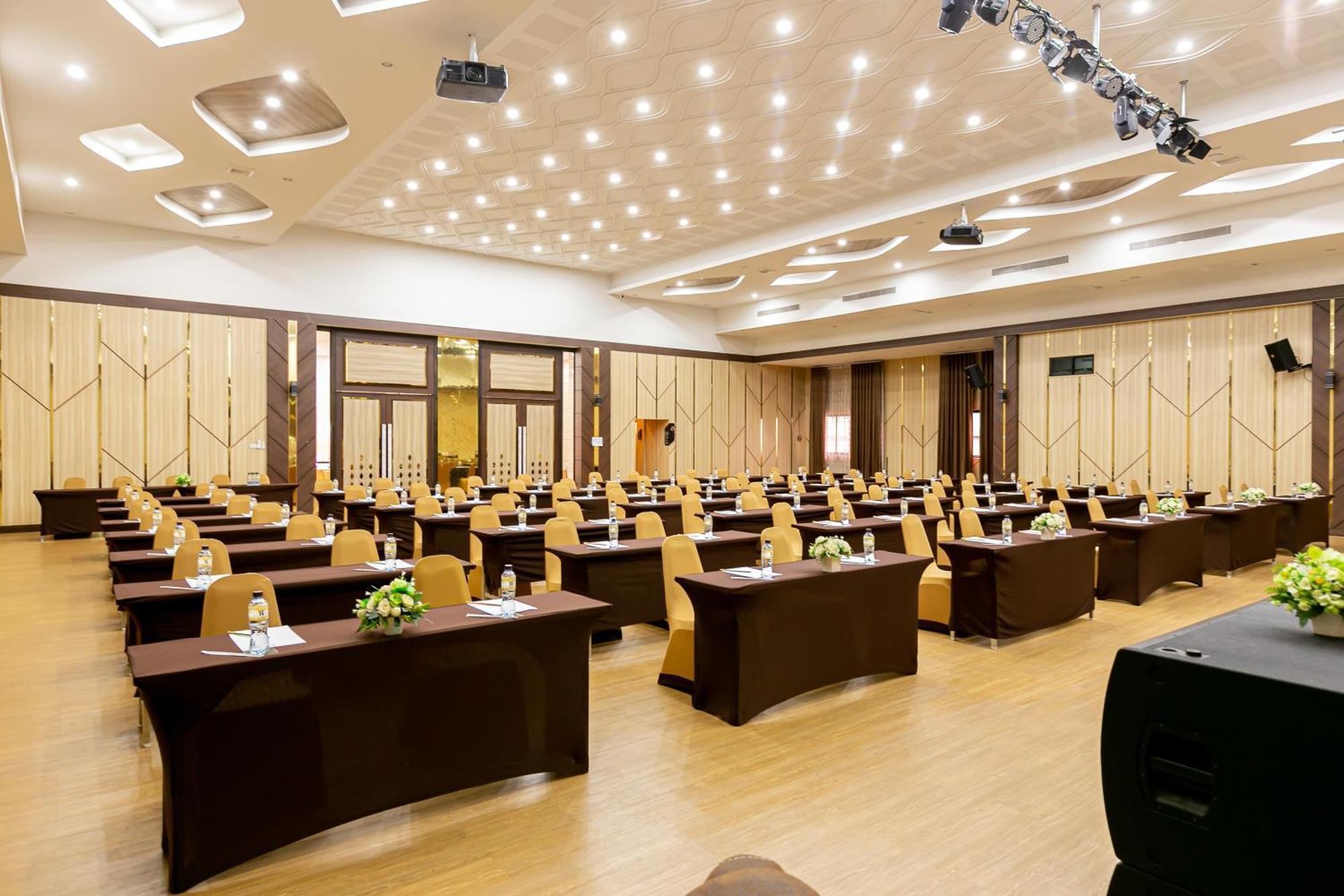 Grand Ratchapruek Hotel Pak Kret Buitenkant foto