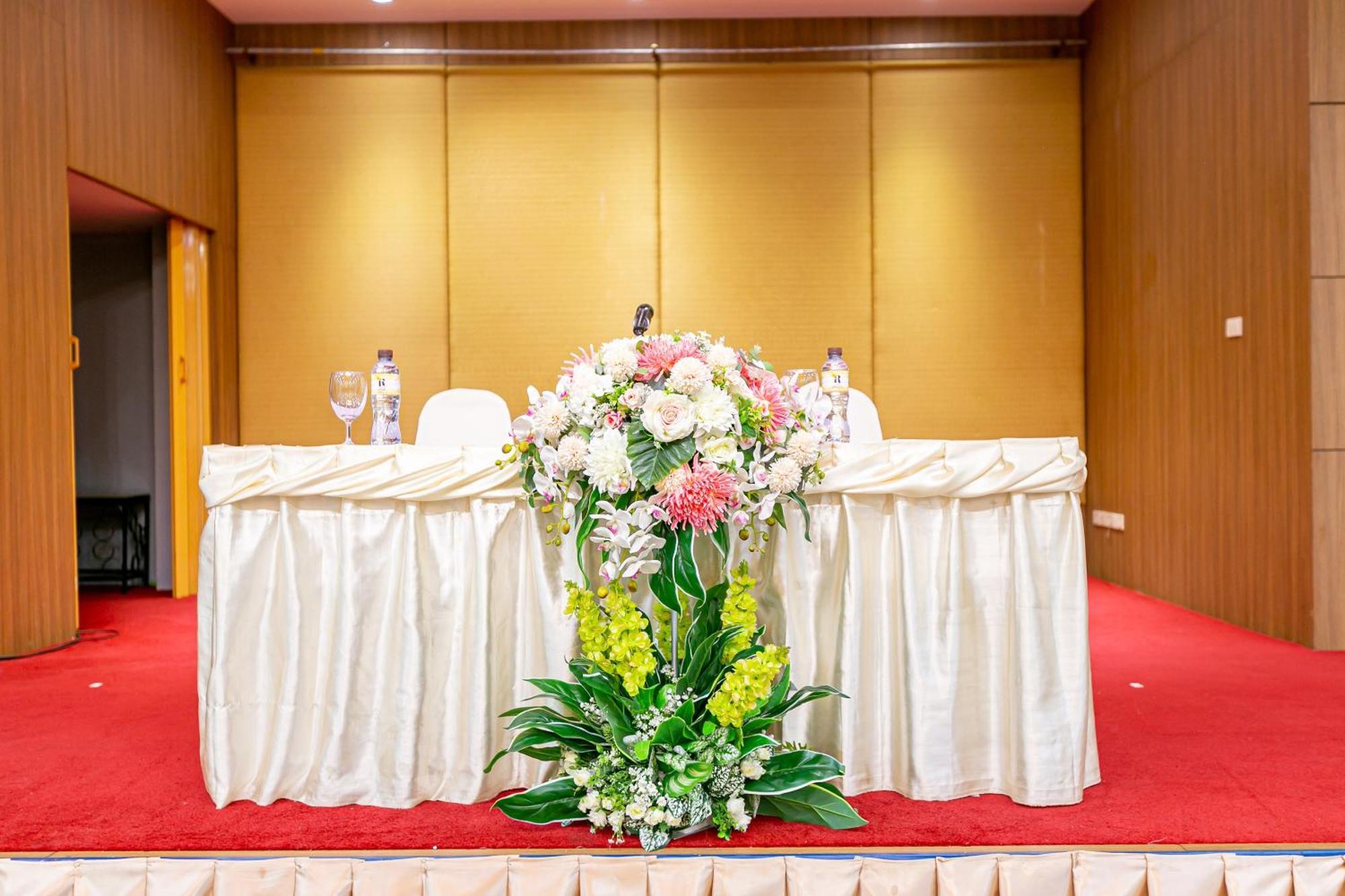 Grand Ratchapruek Hotel Pak Kret Buitenkant foto